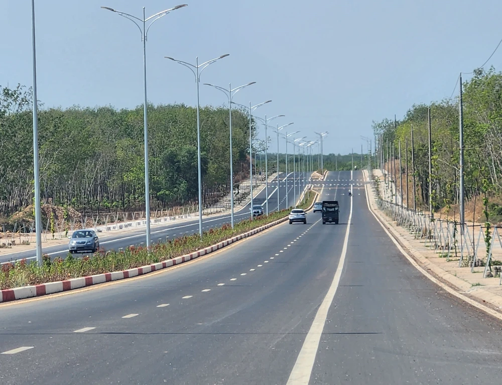 Đường ĐH 414 qua huyện Bắc Tân Uyên (Bình Dương) được đầu tư hiện đại như đường cao tốc