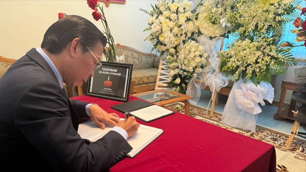  Chủ tịch UBND TPHCM Phan Văn Mãi đến viếng và viết sổ tang tưởng niệm các nạn nhân trong vụ khủng bố tại thủ đô Moscow, Liên bang Nga. Ảnh: XUÂN HẠNH