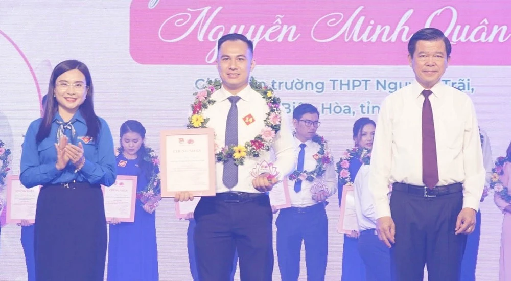 Anh Nguyễn Minh Quân trong lễ trao danh hiệu “Thanh niên tiêu biểu làm theo lời Bác” cụm Đông Nam bộ, lần thứ 16 năm 2023