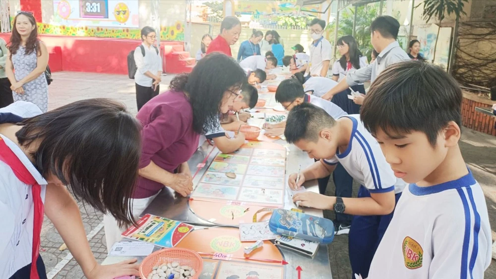 Phụ huynh Trường Tiểu học Nguyễn Bỉnh Khiêm (quận 1) cùng tham gia hoạt động với con vào đầu học kỳ 2 năm học 2023-2024. Ảnh: MINH THƯ