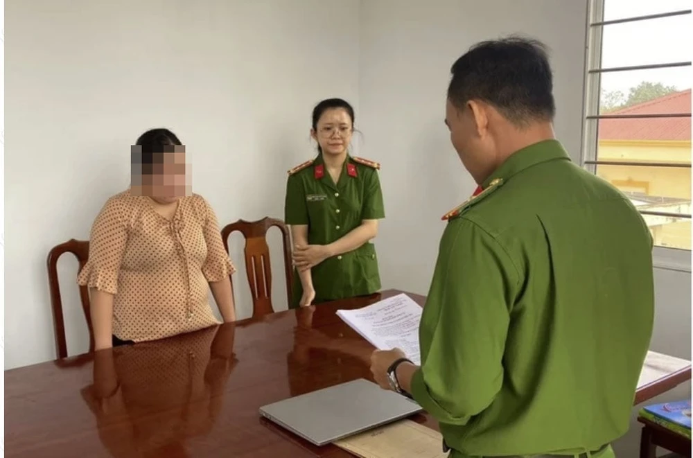 Cơ quan điều tra tống đạt các quyết định đối với bị can Nguyễn Kim Thương. ẢNH: HẢI LINH