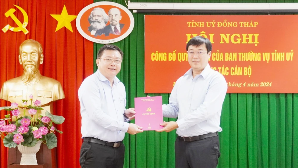Đồng chí Phan Văn Thương (bìa trái) giữ chức Trưởng Ban Nội chính Tỉnh ủy Đồng Tháp
