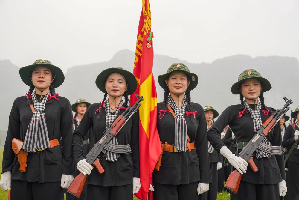 Nữ du kích miền Nam tại cuộc hợp luyện đội hình diễu binh, diễu hành kỷ niệm 70 năm Chiến thắng Điện Biên Phủ. Ảnh: ĐỖ TRUNG