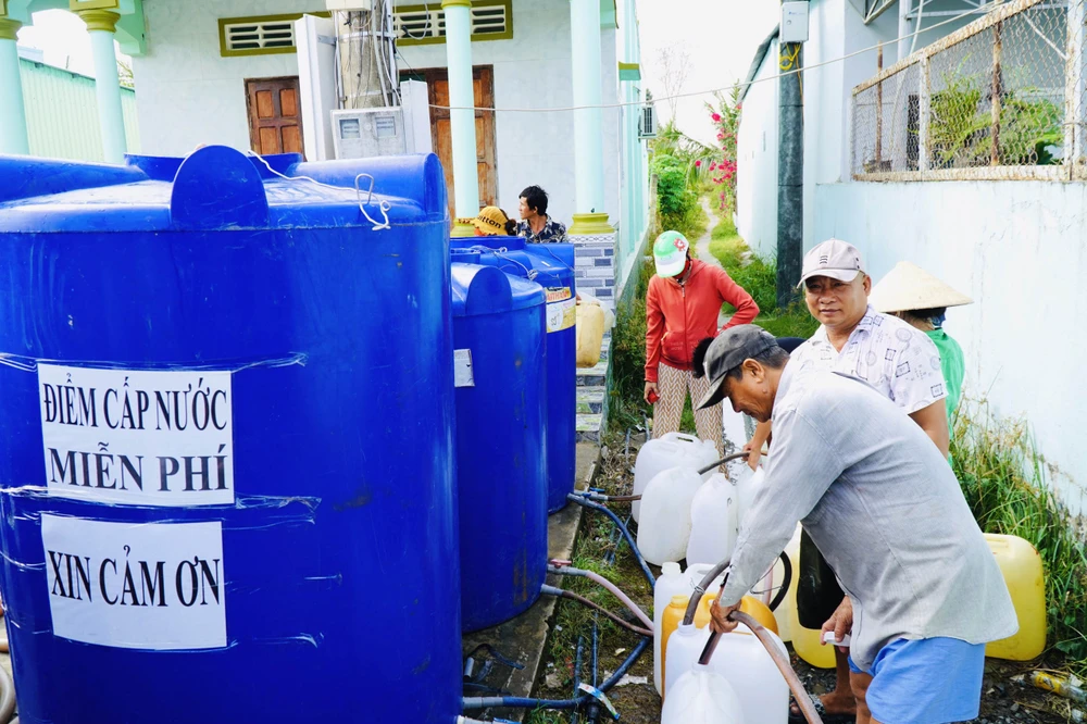 Người dân huyện Cần Giuộc (Long An) thiếu nước sạch sinh hoạt phải đi lấy nước ở các vòi nước công cộng