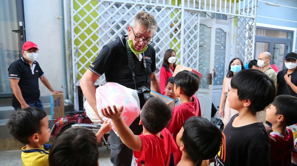 Anh Raymond A Kuschert phát sữa cho trẻ em tại Đà Lạt