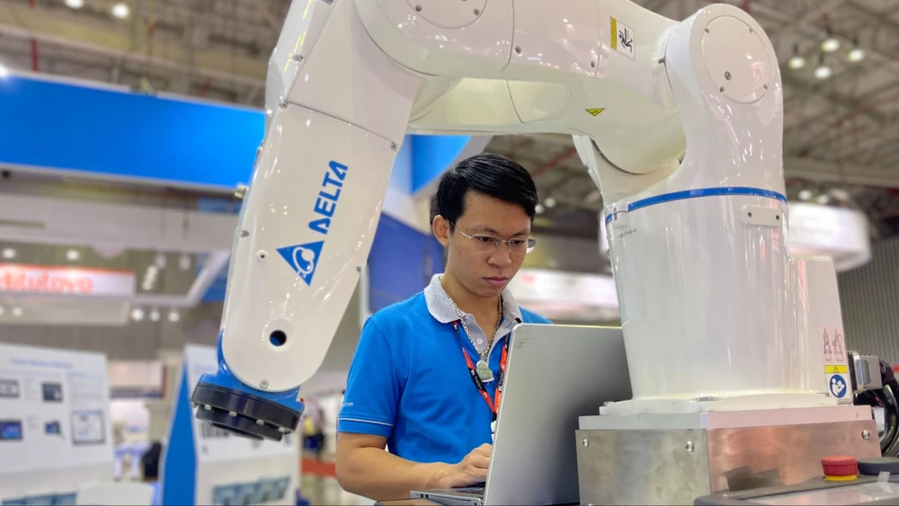 Những cánh tay robot đang dần thay thế sức lao động con người tại các nhà máy. Ảnh: HOÀNG HÙNG