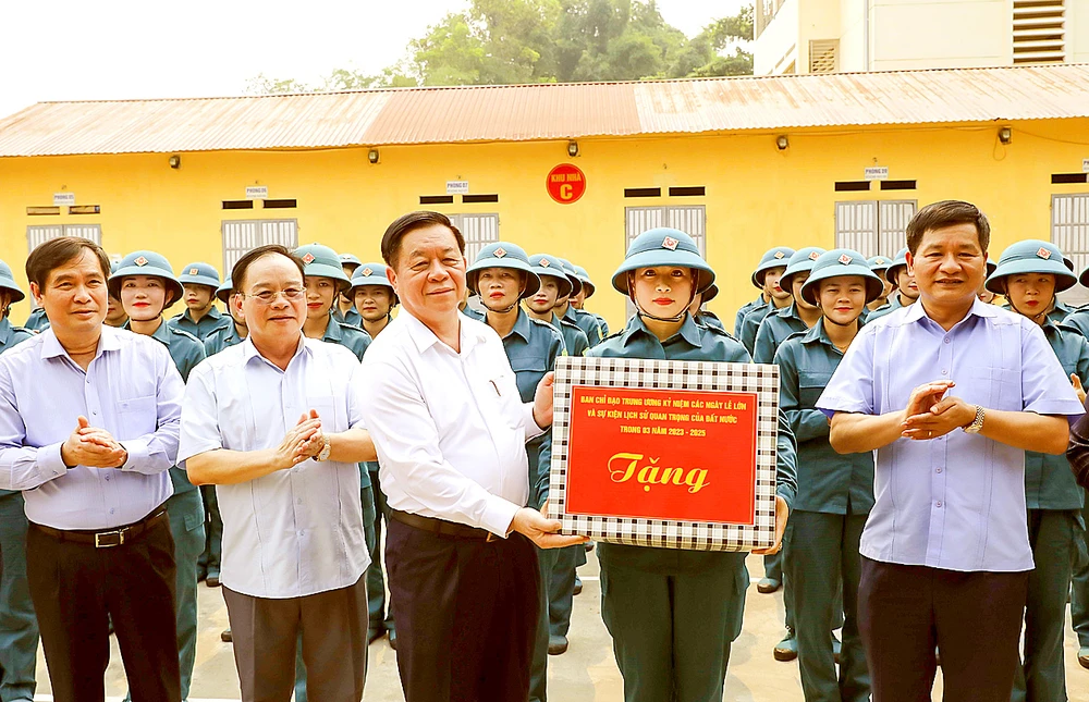 Trưởng Ban Tuyên giáo Trung ương Nguyễn Trọng Nghĩa thăm, tặng quà Khối nữ dân quân các dân tộc Tây Bắc. Ảnh: TTXVN