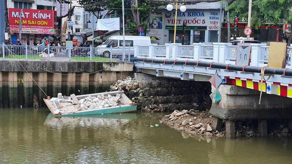 Khối bê tông đã ngăn dòng chảy của kênh Nhiêu Lộc - Thị Nghè