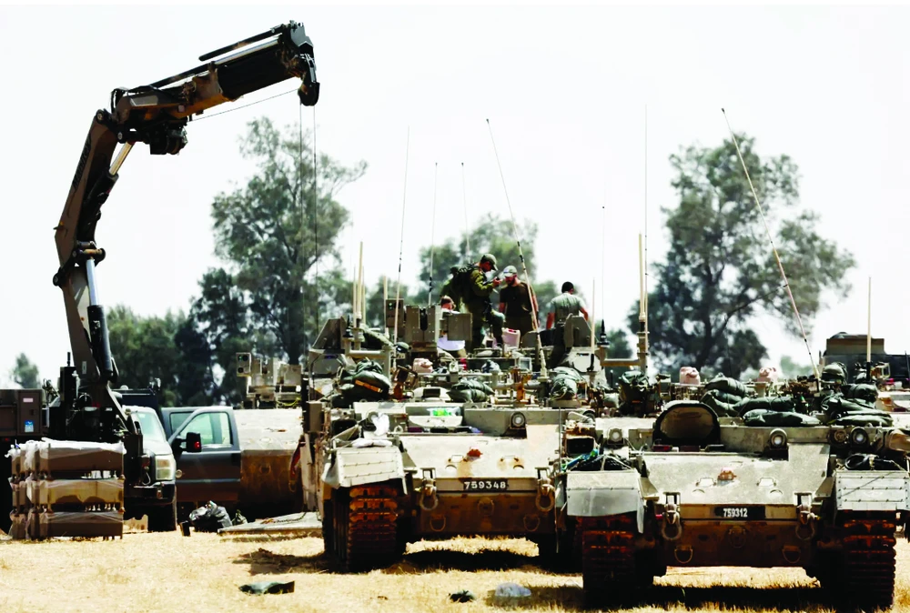Xe quân sự của Israel tiến đến gần TP Rafah, phía Nam Dải Gaza. Ảnh: EPA