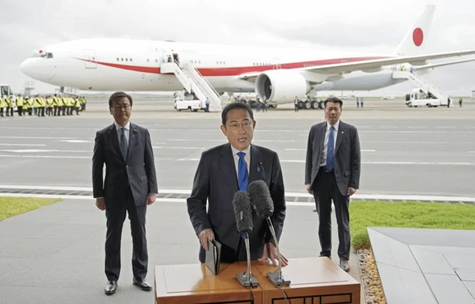 Thủ tướng Fumio Kishida phát biểu với các phóng viên tại sân bay Haneda ở Tokyo trước khi khởi hành đến Pháp ngày 1-5. Ảnh: KYODO