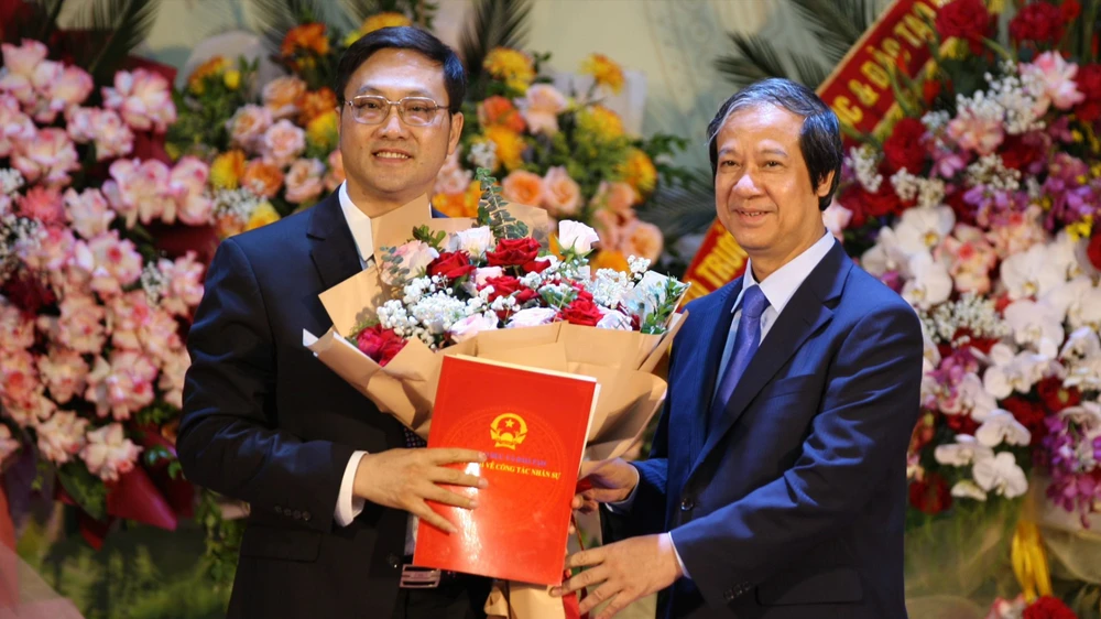 Bộ trưởng Bộ GD-ĐT Nguyễn Kim Sơn trao quyết định cho Giám đốc Học viện Quản lý giáo dục, PGS-TS Phạm Văn Thuần