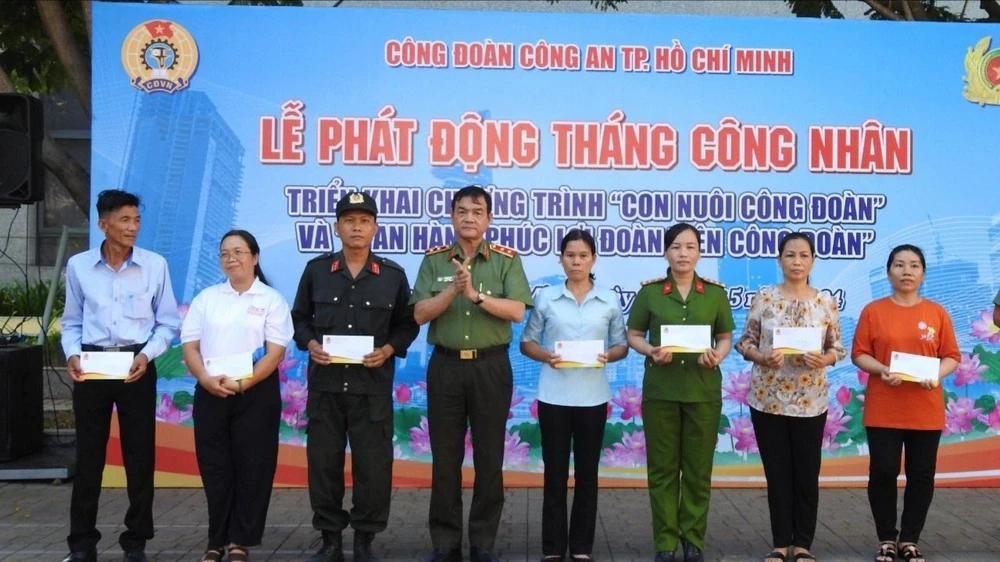 Trung tướng Lê Hồng Nam, Giám đốc Công an TPHCM trao quà cho đoàn viên công đoàn, người lao động