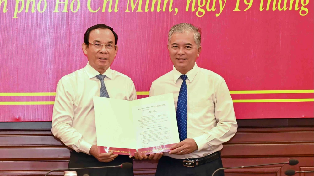 Bí Thư Thành ủy TPHCM Nguyễn Văn Nên trao quyết định điều động, phân công đồng chí Ngô Minh Châu làm Trưởng Ban Nội chính Thành ủy TPHCM vào ngày 19-5. Ảnh: VIỆT DŨNG