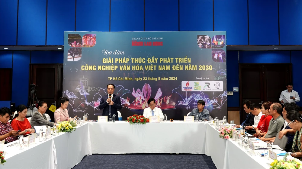 Phó Cục trưởng Cục Bản quyền tác giả, Bộ VH-TT-DL Lê Minh Tuấn phát biểu tại tọa đàm "Giải pháp thúc đẩy phát triển công nghiệp văn hóa Việt Nam đến năm 2030". Ảnh: THÚY BÌNH