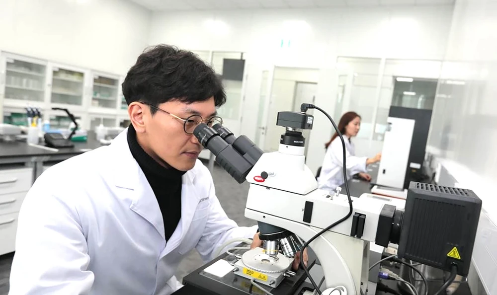 Các nhà khoa học làm việc tại Trung tâm R&D ở Changwon, Hàn Quốc. Ảnh: YONHAP