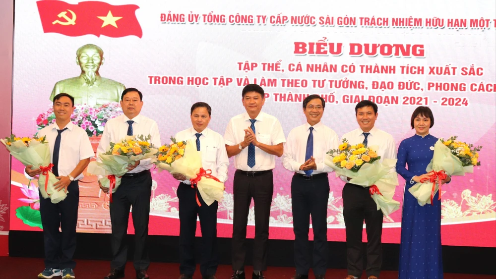 Tổng Giám đốc SAWACO Trần Quang Minh biểu dương tập thể, cá nhân được tuyên dương học theo Bác cấp thành phố giai đoạn 2021-2024