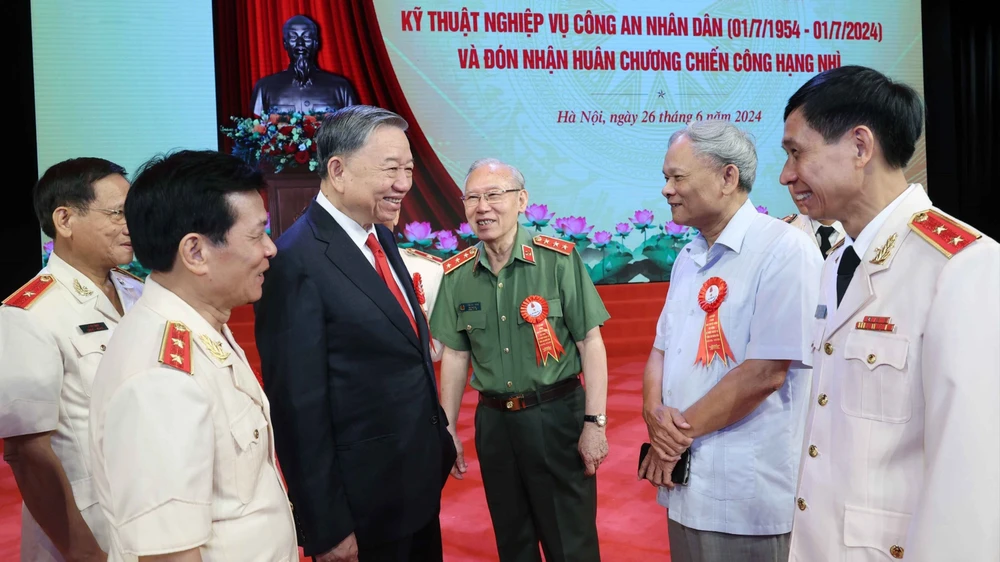Chủ tịch nước Tô Lâm với các đại biểu tham dự buổi lễ kỷ niệm 70 năm Ngày truyền thống lực lượng kỹ thuật nghiệp vụ công an nhân dân. Ảnh: TTXVN
