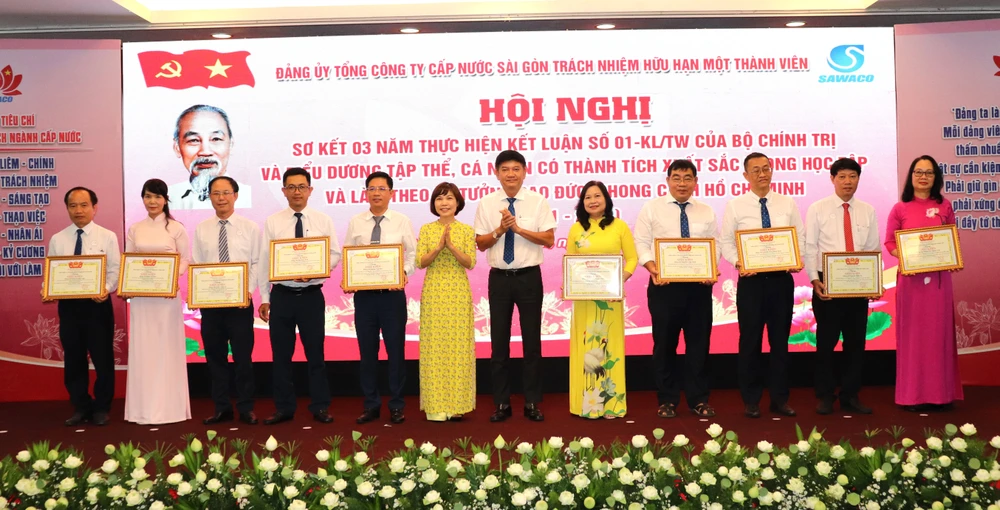 Tổng Giám đốc SAWACO Trần Quang Minh biểu dương các tập thể và cá nhân có thành tích xuất sắc trong học tập và làm theo tư tưởng, đạo đức, phong cách Hồ Chí Minh giai đoạn 2021-2024