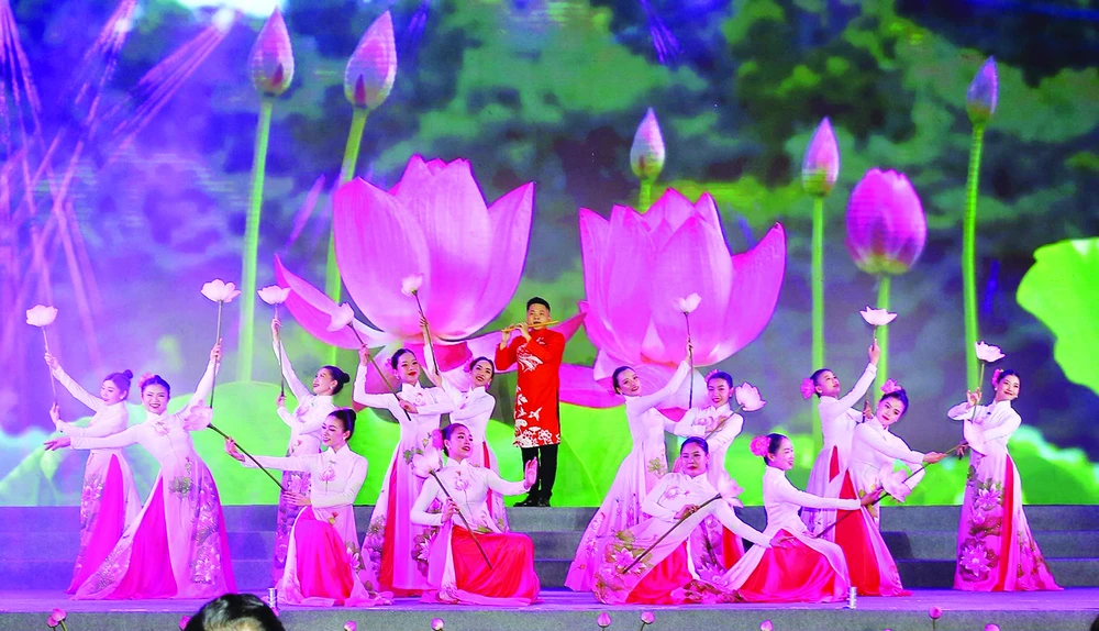 Chương trình ca nhạc chào mừng Festival Thanh niên ASEAN - Nhật Bản 2023 tại Bến Bạch Đằng, TPHCM. Ảnh: DŨNG PHƯƠNG