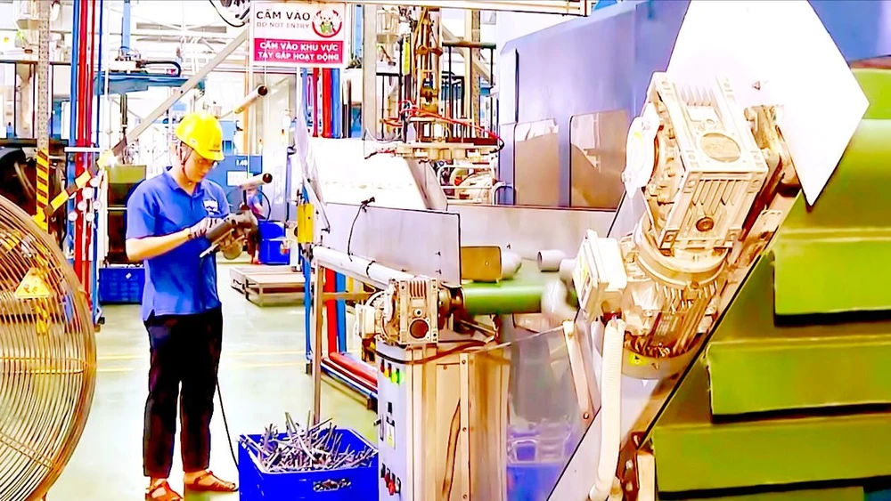 Người lao động làm việc trên dây chuyền sản xuất hiện đại tại Công ty Nhựa Bình Minh, TPHCM. Ảnh: HOÀNG HÙNG
