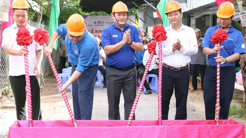 Phó Trưởng ban Thường trực Ban Tổ chức Thành ủy TPHCM Huỳnh Cách Mạng (giữa) cùng lãnh đạo UBND huyện Cao Lãnh (tỉnh Đồng Tháp) thực hiện nghi thức khởi công cầu Trang Văn Học