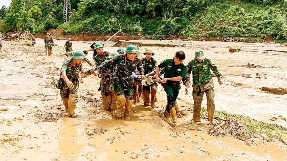 Lực lượng cứu hộ của huyện Điện Biên và tỉnh Điện Biên tìm kiếm, cứu nạn các nạn nhân bị lũ quét, sáng 25-7. Ảnh: VĂN PHÚC