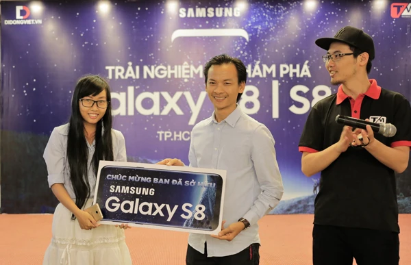 Huệ Bình thắng phần đấu giá để được chiến thắng là chiếc Samsung Galaxy S8