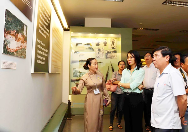 Đồng chí Nguyễn Thành Phong tham quan Bảo tàng Chứng tích chiến tranh. Ảnh: DŨNG PHƯƠNG