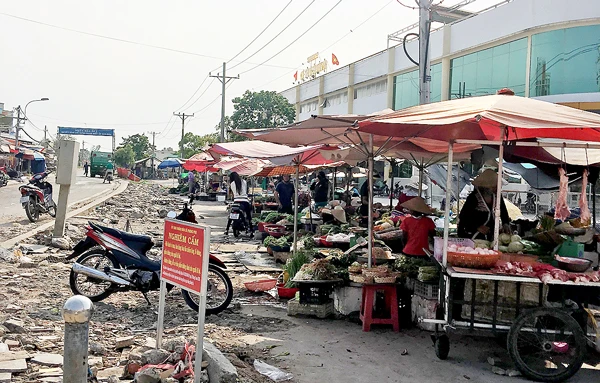 Họp chợ tự phát buôn bán ngay trước chợ mới Tân Đoàn Việt