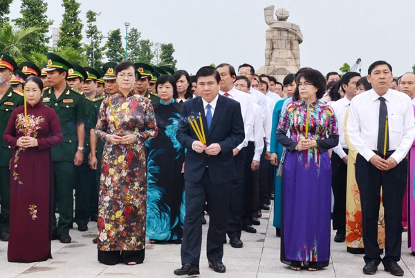 Các đồng chí lãnh đạo TPHCM dâng hương tại Nghĩa trang liệt sĩ thành phố. Ảnh: Việt Dũng