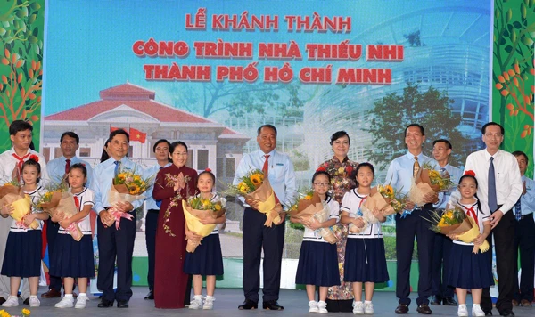 Các đồng chí lãnh đạo TPHCM chúc mừng các em tại lễ khánh thành Nhà thiếu nhi thành phố. Ảnh: Việt Dũng