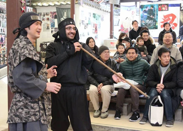 Du khách trải nghiệm vũ khí ninja tại Bảo tàng Ninja Igaryu ở thành phố Iga, tỉnh Mie, Nhật Bản. Ảnh: KYODO