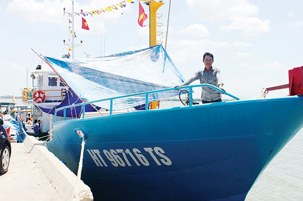 Ngư dân Nguyễn Lưu Truyền trên chiếc tàu cá lưới rê vỏ thép ở Hà Tĩnh được đóng mới theo chương trình Nghị định 67 của Chính phủ