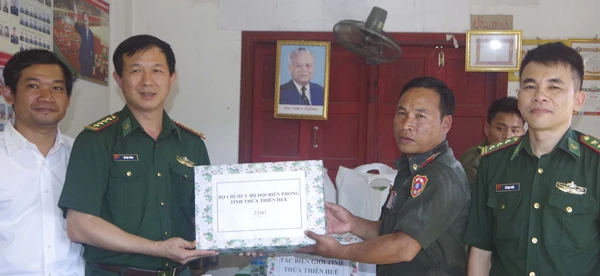 Đồn Biên phòng cửa khẩu A Đớt tặng quà Đại đội Bảo vệ biên giới 531 (Lào) nhân dịp Tết cổ truyền Bunpimay