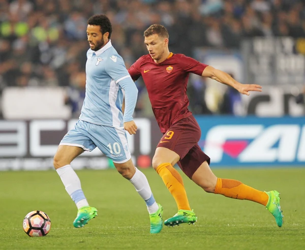 Felipe Anderson (trái, Lazio) đi bóng trước Edin Dzeko (Roma)