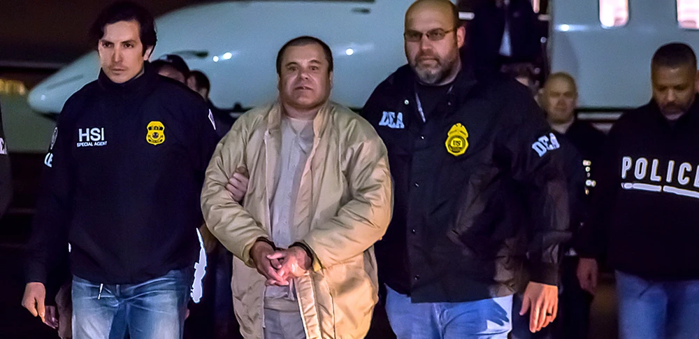 Hình ảnh do cơ quan thực thi pháp luật Mỹ công bố, trùm ma túy Joaquin "El Chapo" Guzman bị dẫn độ từ Mexico đến sân bay Long Island MacArthur ở Ronkonkoma, New York, Mỹ, ngày 19-1-2017
