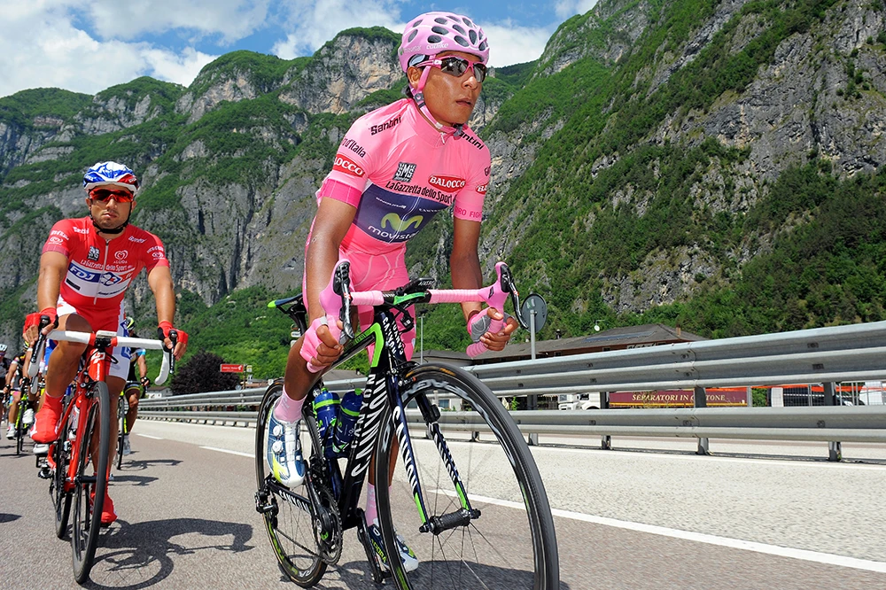 Nairo Quintana mặc áo Hồng trên một cung đường của Giro d’Italia 2014.
