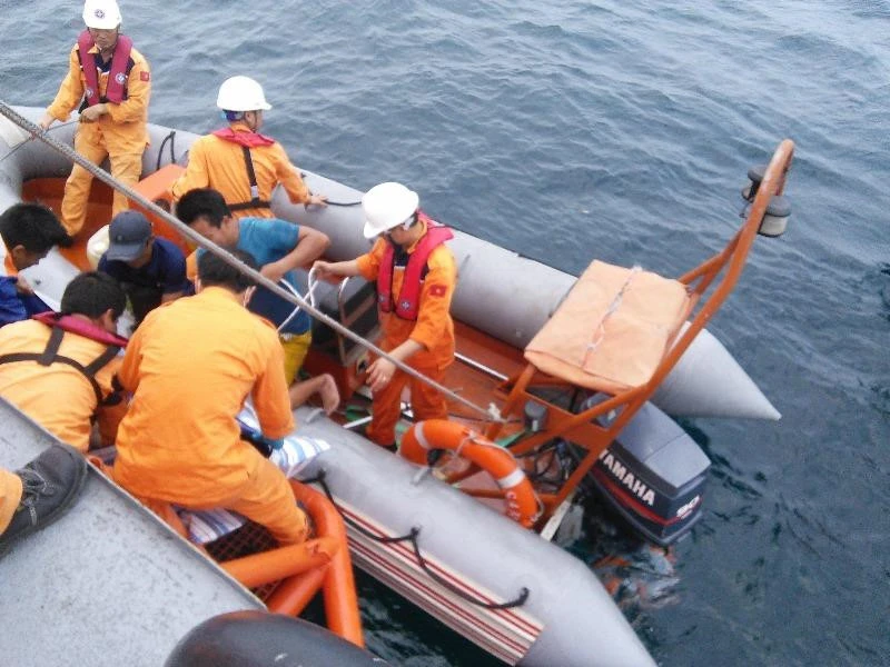 Lực lượng chức năng đang vớt thi thể tuyền viên lên tàu