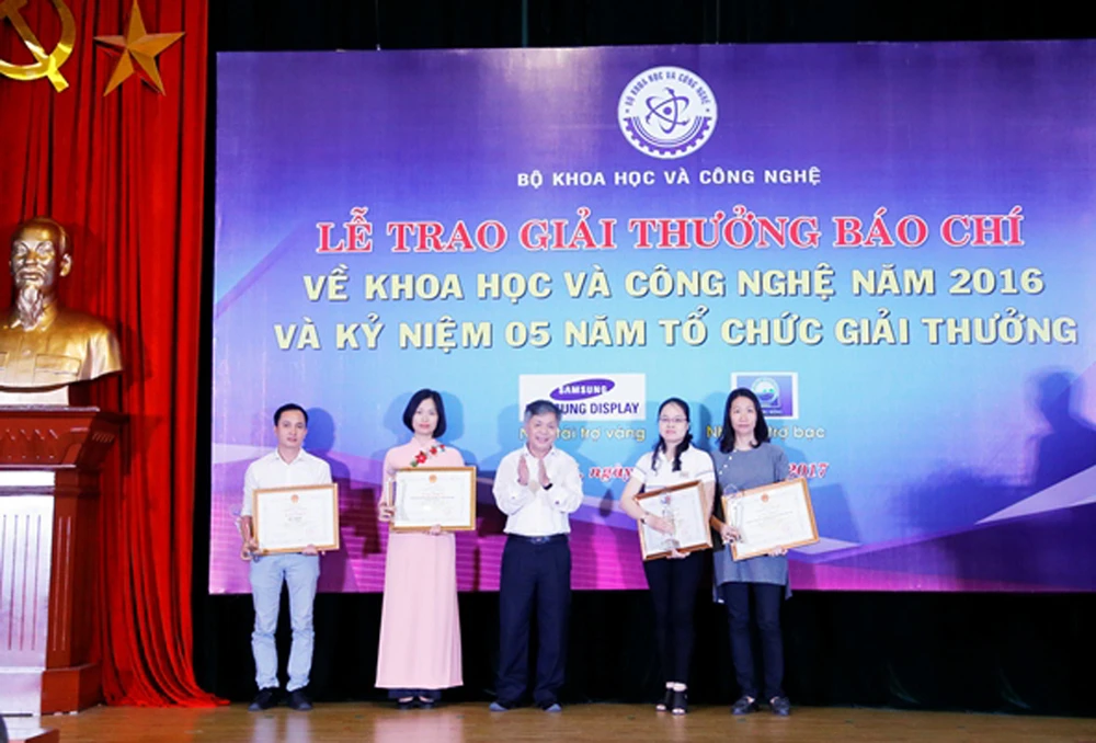 Ông Phan Huy Hiền, Phó tổng biên tập báo Nhân Dân trao giải Nhất cho tác giả, nhóm tác giả đạt giải Nhất. Nguồn: most.gov.vn