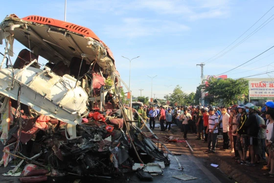 Hiện trường vụ tai nạn thảm khốc tại huyện Chư Sê, tỉnh Gia Lai hôm 7-5-2017