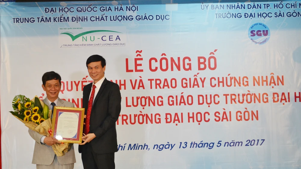 Đại diện Trung tâm kiểm đinh chất lượng giáo dục, Đại học Quốc gia Hà Nội trao giấy chứng nhận cho trường Đại học Sài Gòn