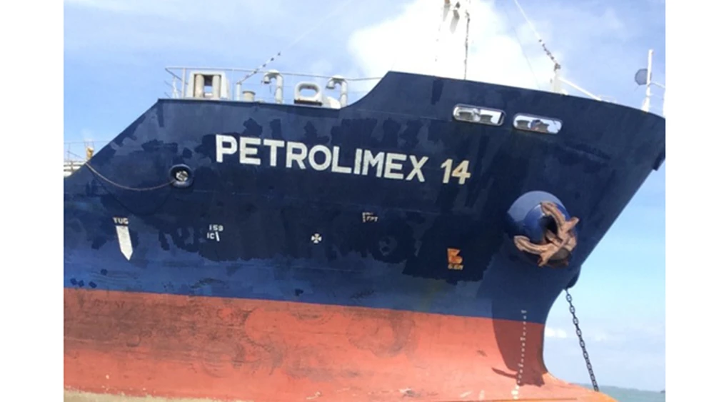 Mũi tàu Petrolimex 14 bị móp sau vụ tai nạn