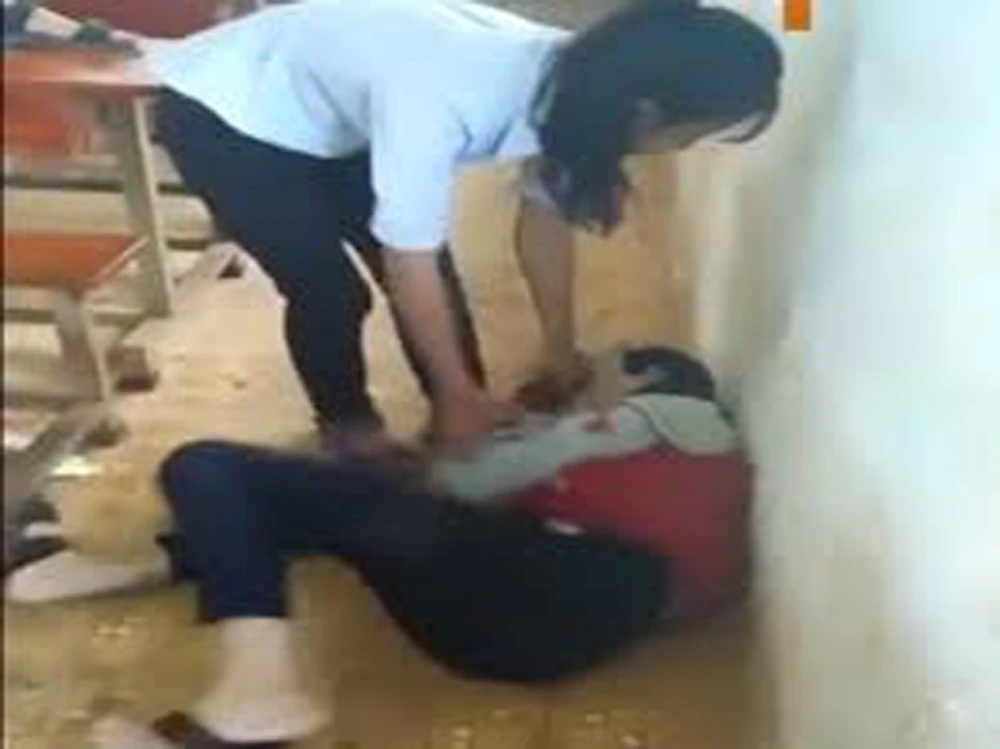  Cảnh nữ sinh đánh hội đồng lan truyền trên mạng. Ảnh: Cắt từ Video