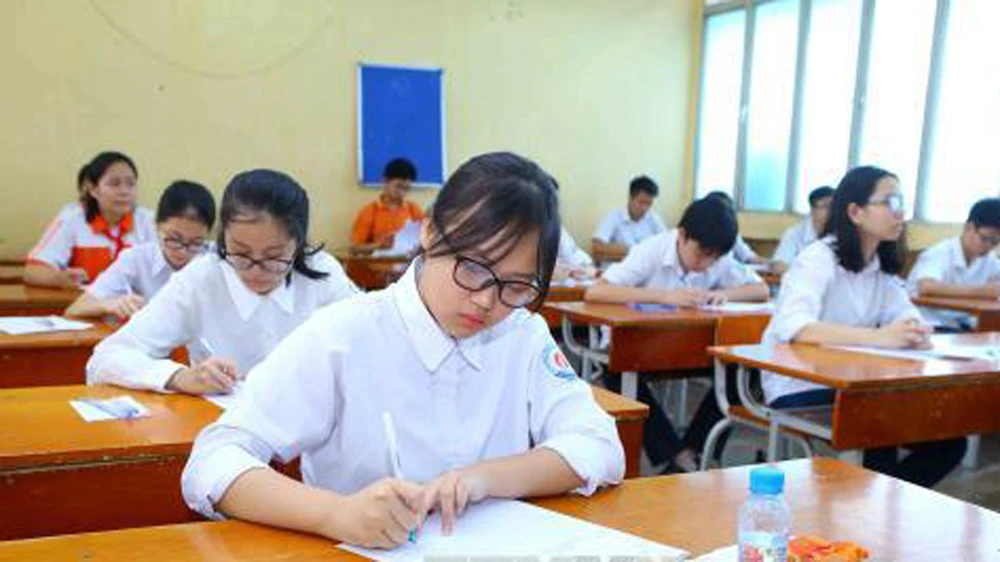 Thí sinh chuẩn bị bước vào môn thi đầu tiên môn Ngữ Văn tại điểm thi trường THPT Nguyễn Trãi. Ảnh: TTXVN