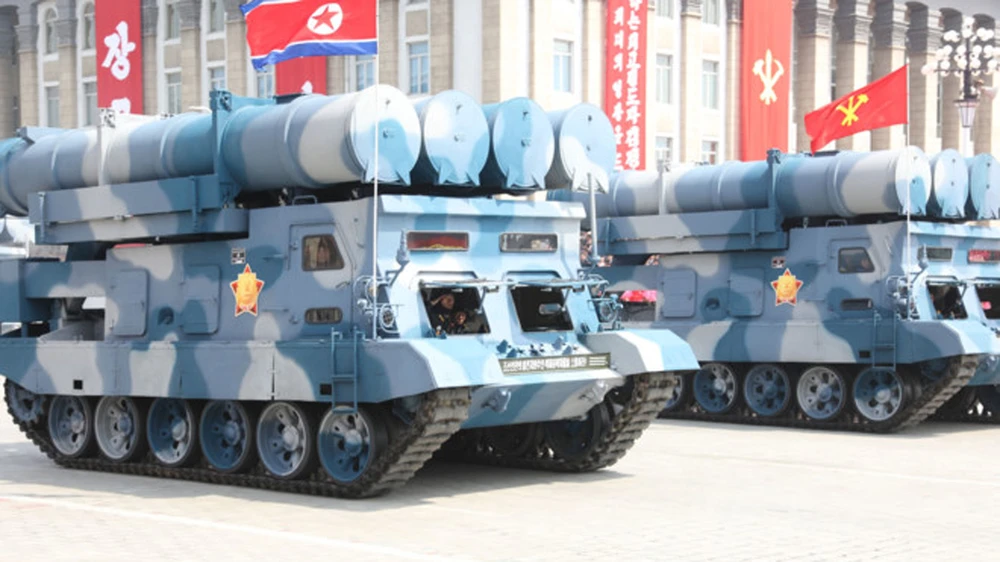 Hệ thống phòng thủ bờ biển được cho là KN-09 vừa được Triều Tiên giới thiệu trong lễ diễu binh ngày 15-4. Ảnh: AP.