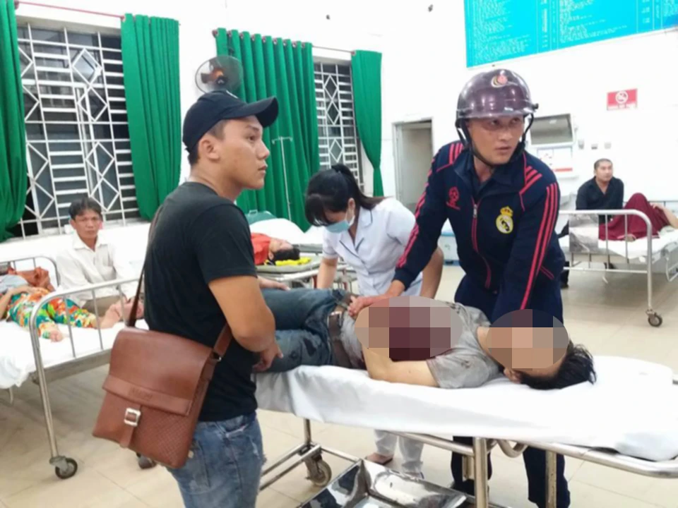 Nạn nhân được đưa đi cấp cứu tại bệnh viện