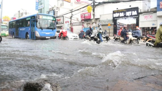 Đường Võ Văn Ngân, quận Thủ Đức ngập nặng sau cơn mưa chiều ngày 24-5-2017