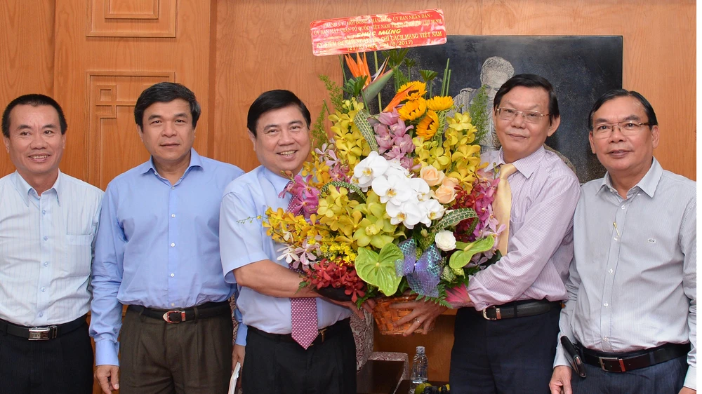 Chủ tịch UBNDTPHCM Nguyễn Thành Phong tặng hoa chúc mừng Báo SGGP nhân ngày Báo chí Cách mạng Việt Nam. Ảnh: Việt Dũng