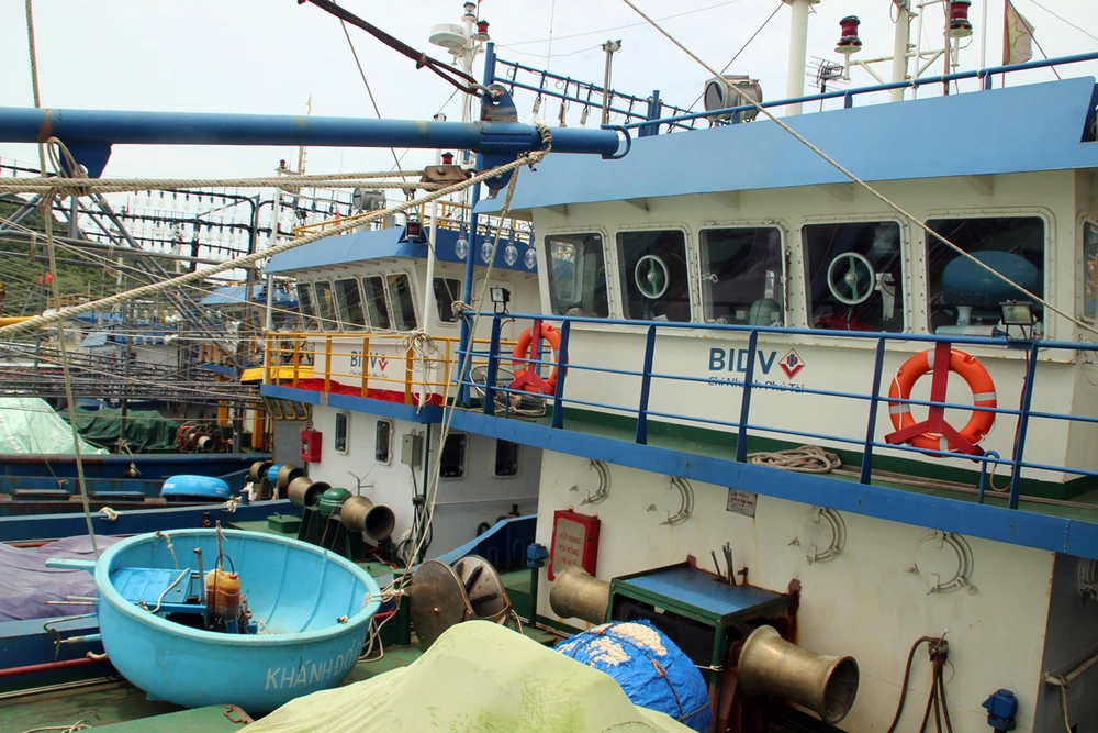 Tàu vỏ thép hư hỏng "đậu bờ" nhiều tháng trời tại cảng Đề Gi (huyện Phù Cát, Bình Định)