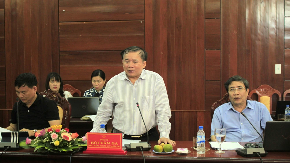 Thứ trưởng Bùi Văn Ga làm việc với tỉnh Quảng Ngãi về công tác thi THPT Quốc gia năm 2017